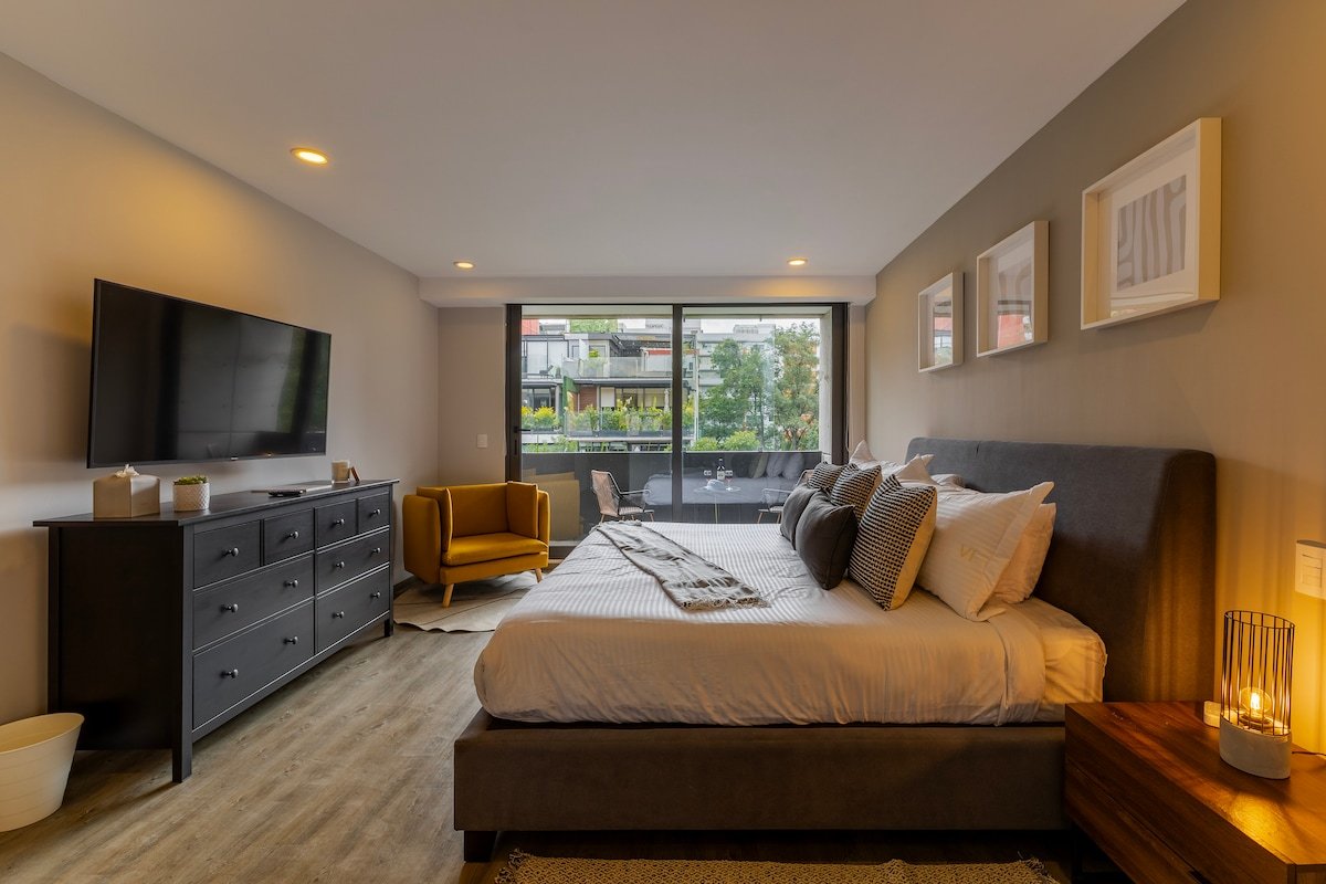 Stylish 3BR | Balcony Gym & Parking | Near Masaryk gallery image 2