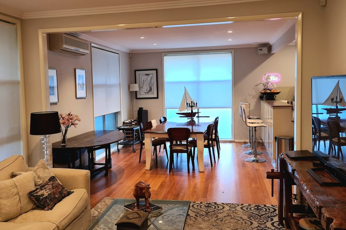 Private house with parking for five+ cars. gallery image 2