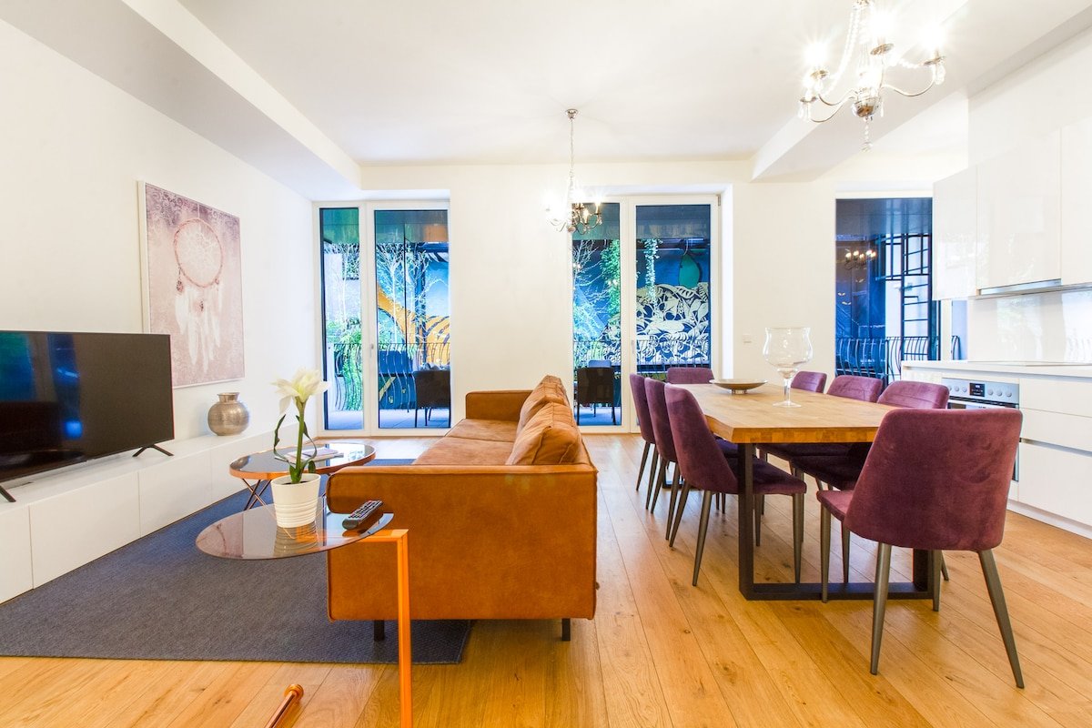 Stunning & Luxury ♛| Walk to Parliament | Balcony☀ gallery image 2