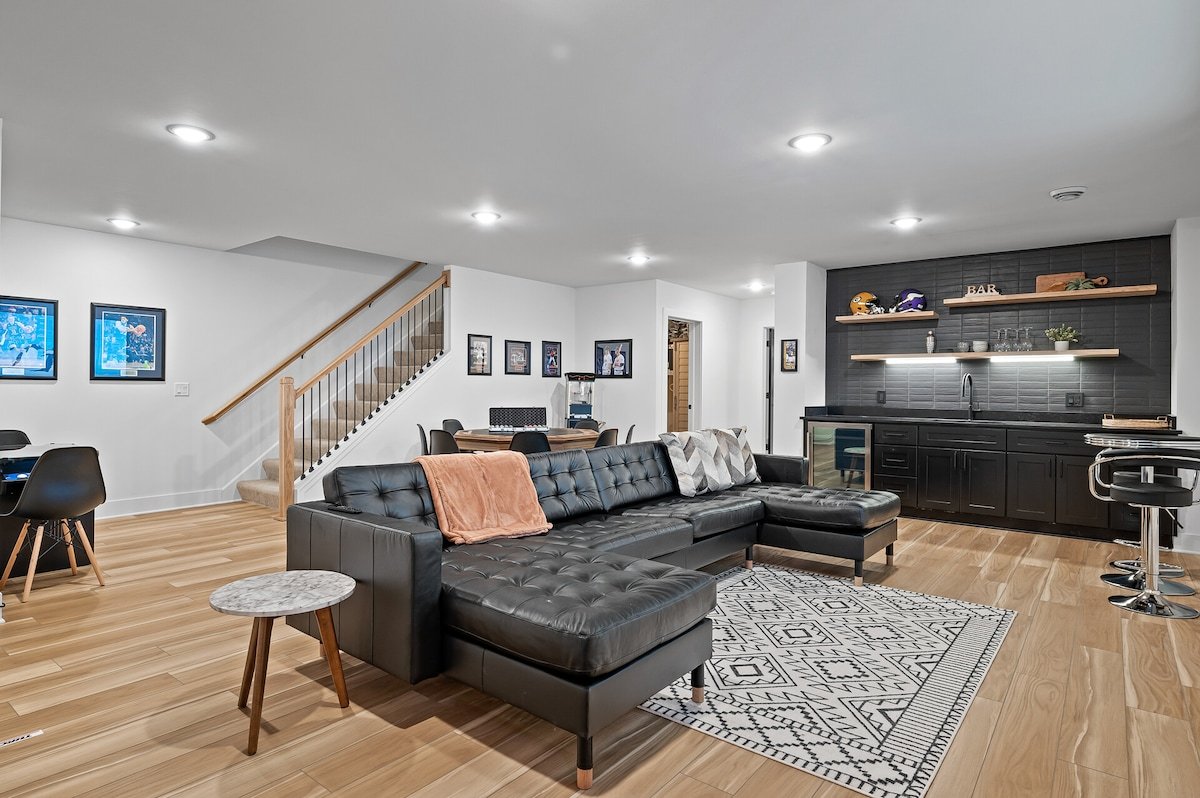 “MODERN MARVEL”- 2 KINGS, 2 QUEENS, 2 TWINS, 4 TVs gallery image 4