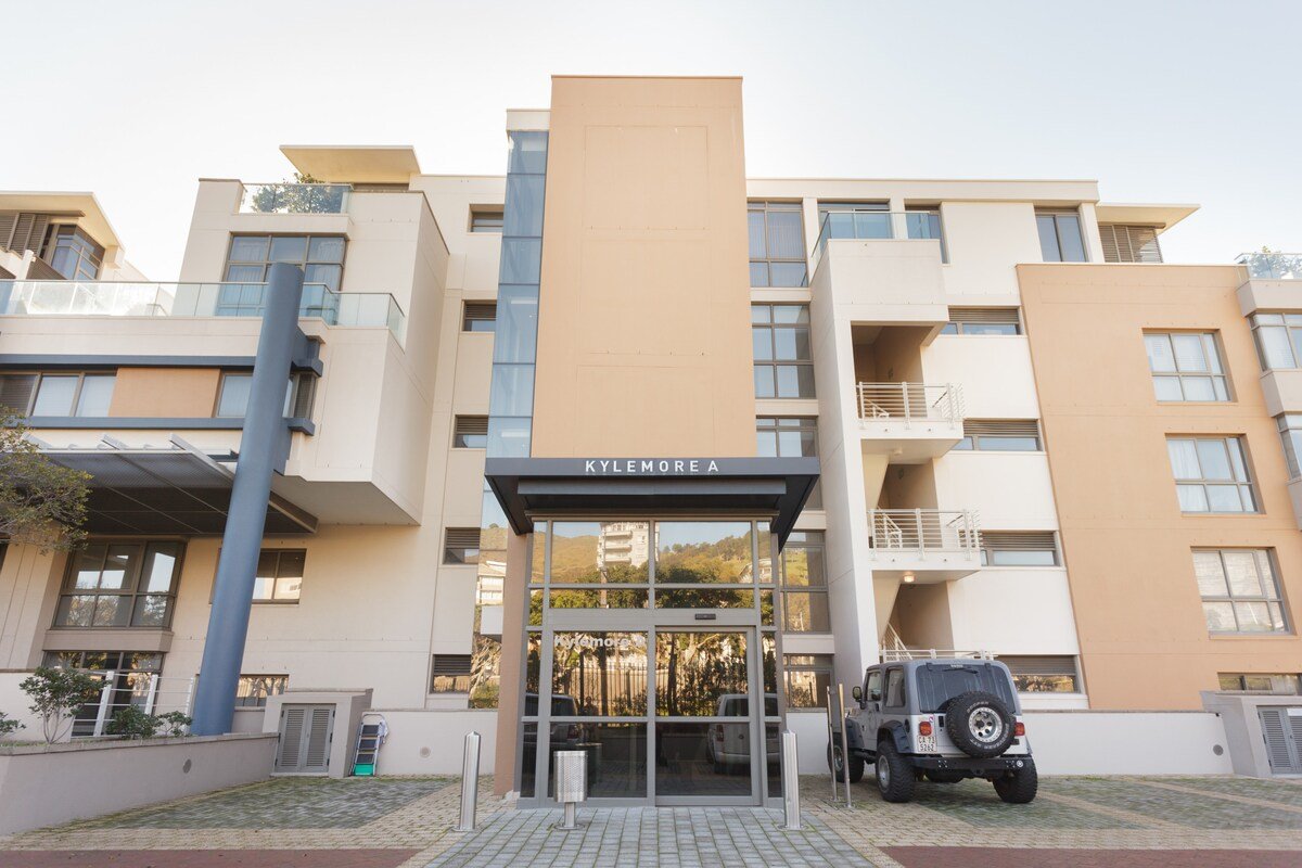 Refined and Luxurious V&A Waterfront Flat gallery image 3