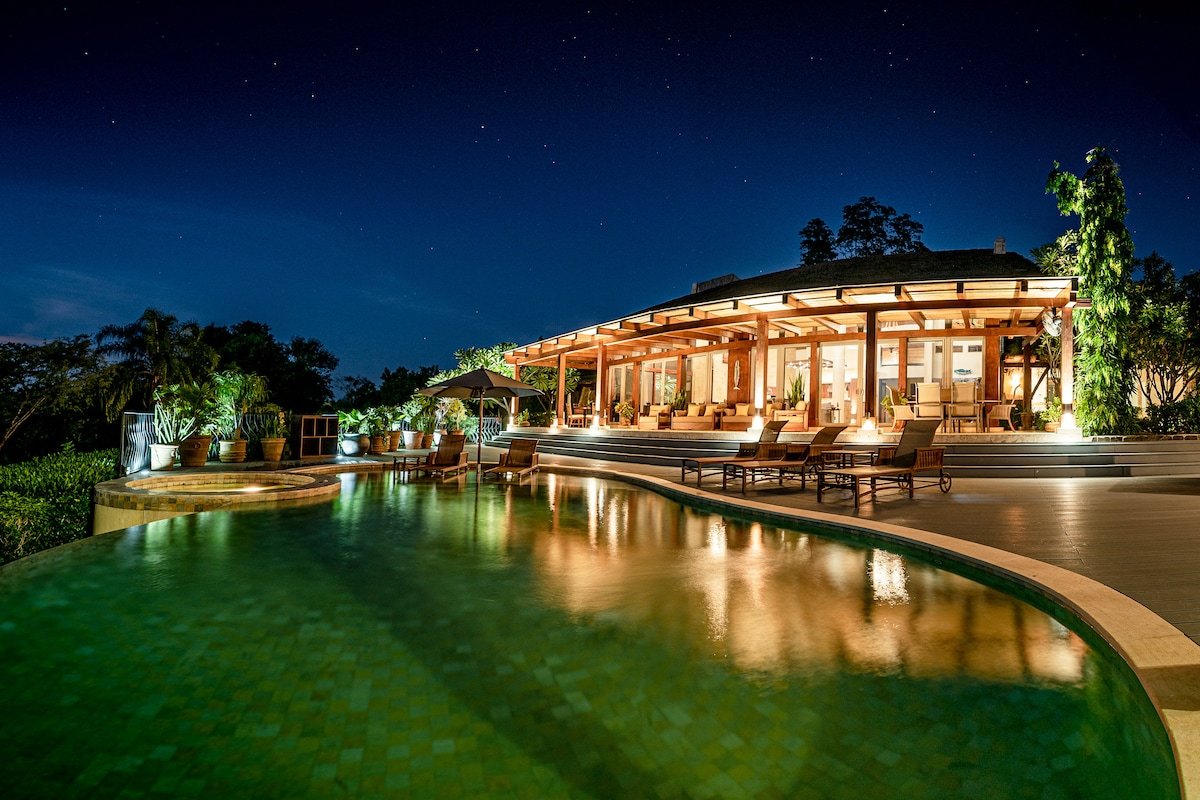 Full Staff and 2 Boats – Casa Caiman gallery image 5