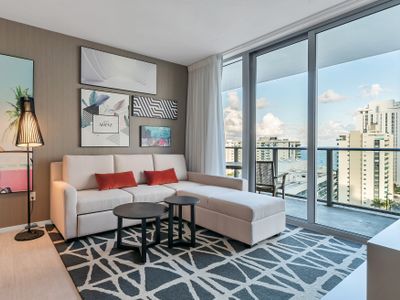 2br Retreat in Hollywood w/ Captivating Views