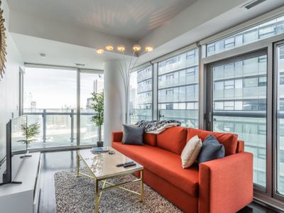 2BR, 1.5BA near CN Tower, Union Station & More!