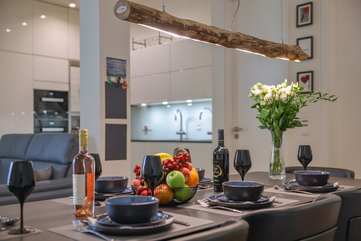 6 person luxury apartment gallery image 3