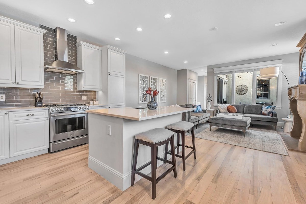 Luxury Retreat: One Block to Washington Park gallery image 2