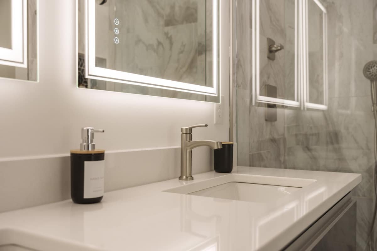 2 Bedroom – Workspace/Fast WiFi – 2 Car Garage! gallery image 3