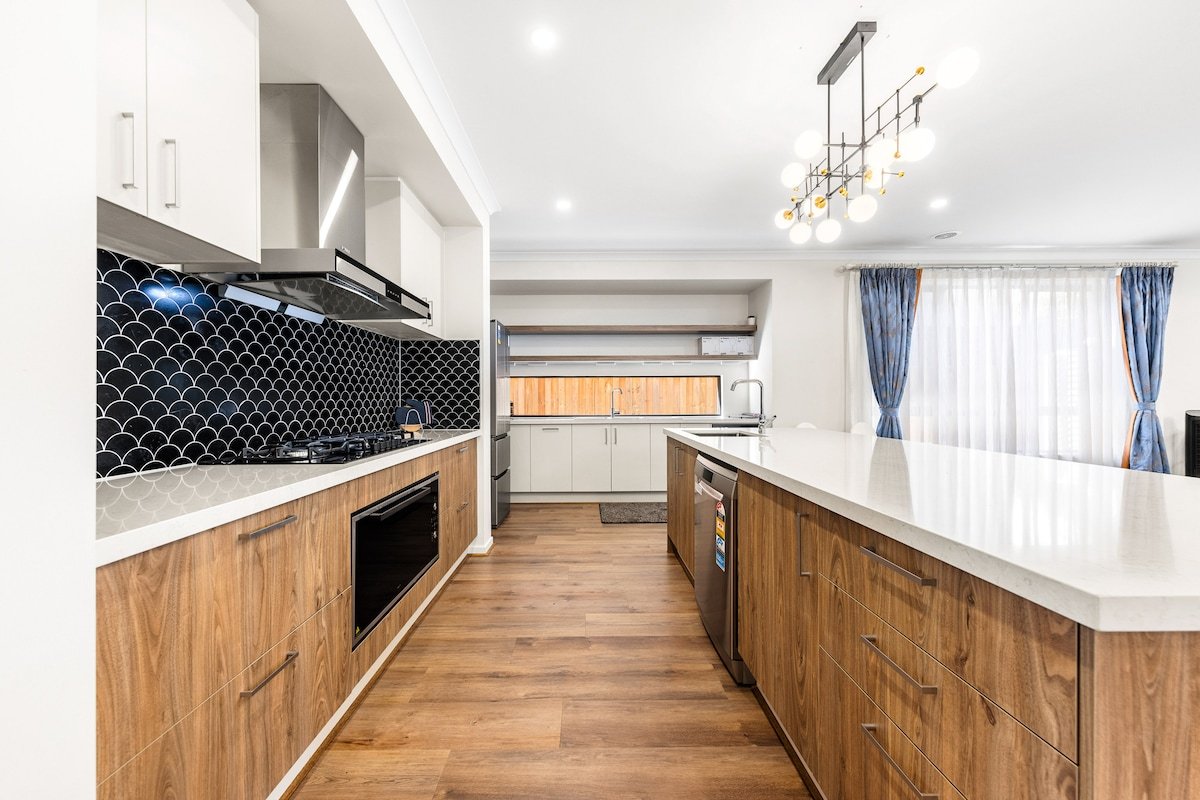 Entire Luxury 4BR House with 3 Ensuites Wantirna gallery image 5