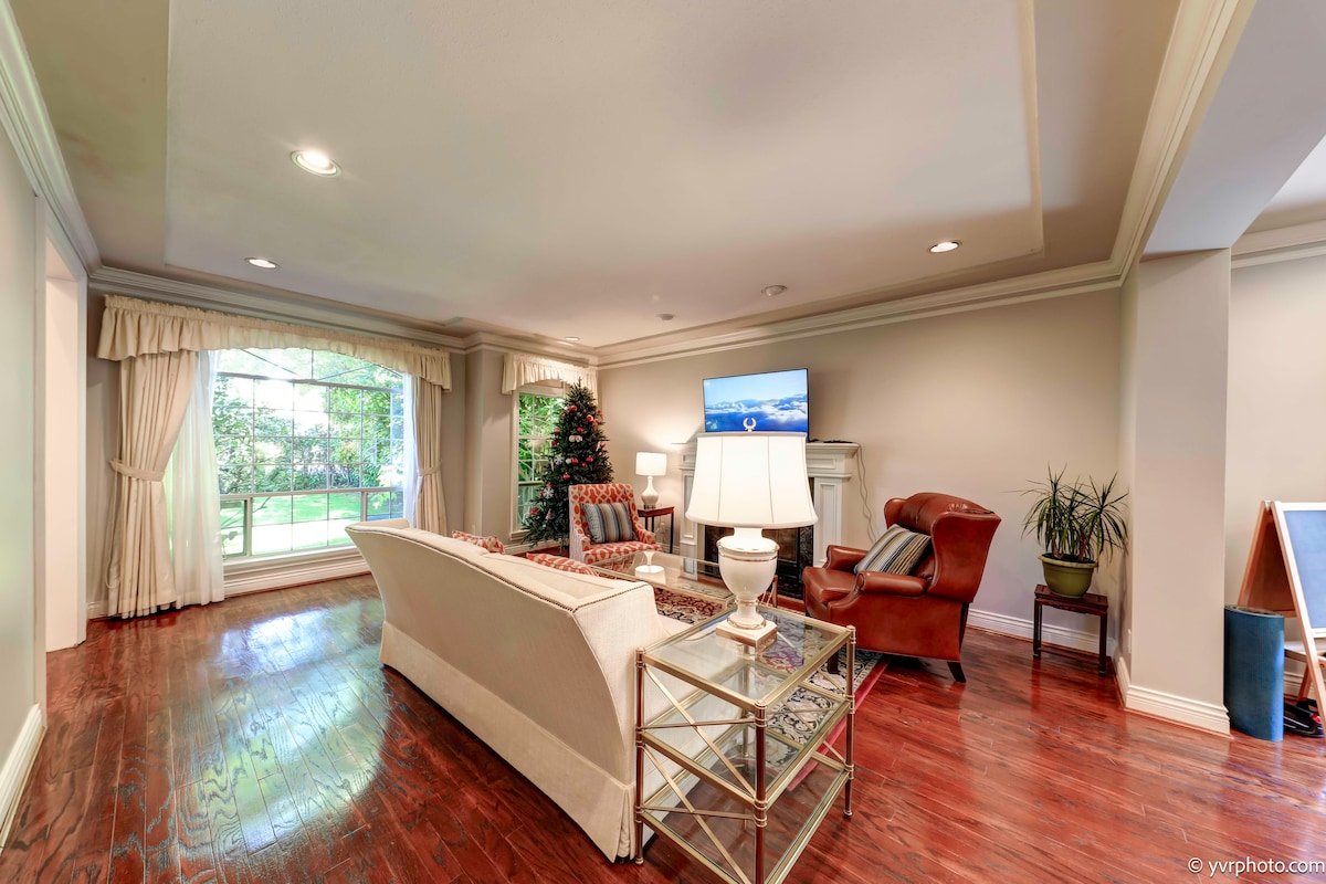 Beautiful Dunbar Home: 3600 sq ft, Three King Beds gallery image 5