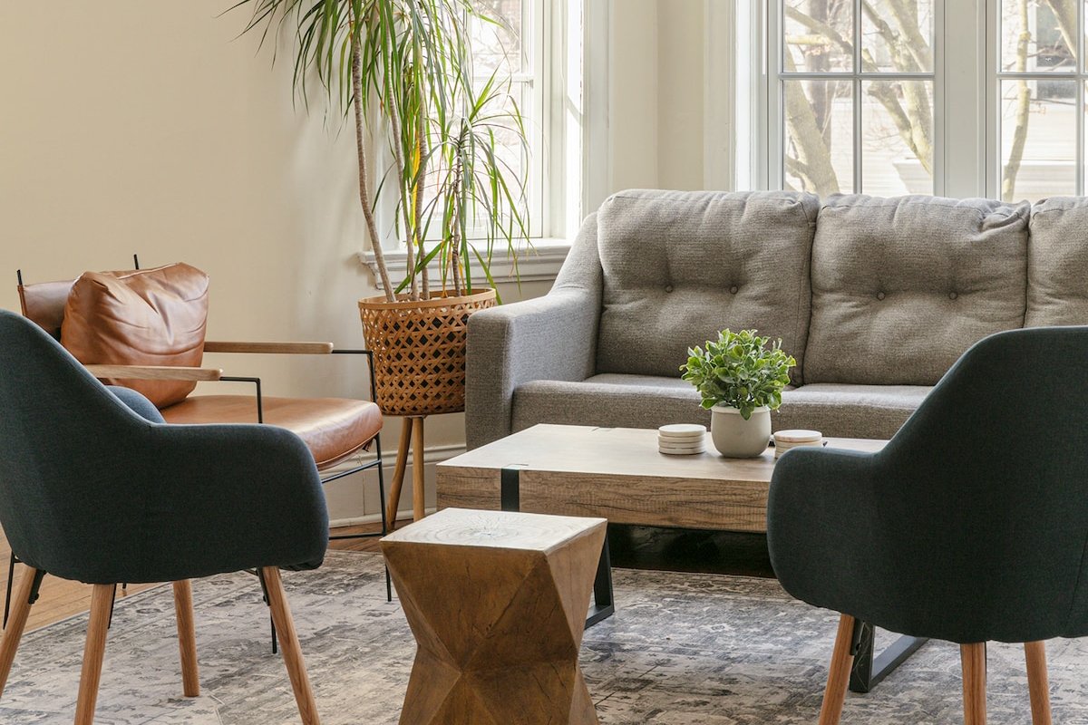 Lincoln Park Charm + On site Parking Included! gallery image 4