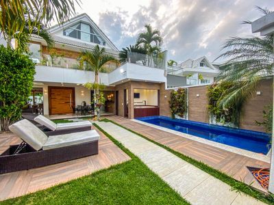 Casa 5 suítes, reta da praia c/piscina e Jacuzzis