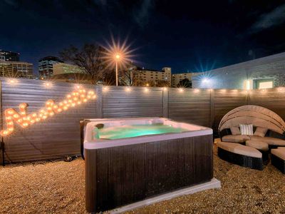 New Luxe-Walk To Broadway! 13 Beds|Hot Tub/Pool!