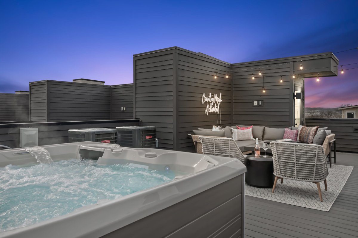 The Hubb House – Hot Tub + Rooftop Lounge!