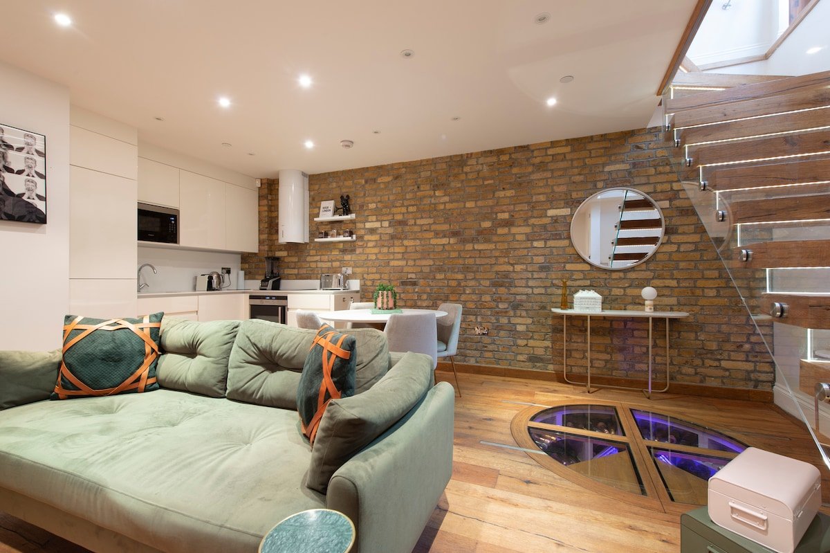 Stylish Soho Flat · 2 Bed 2 Bath · Central London gallery image 2