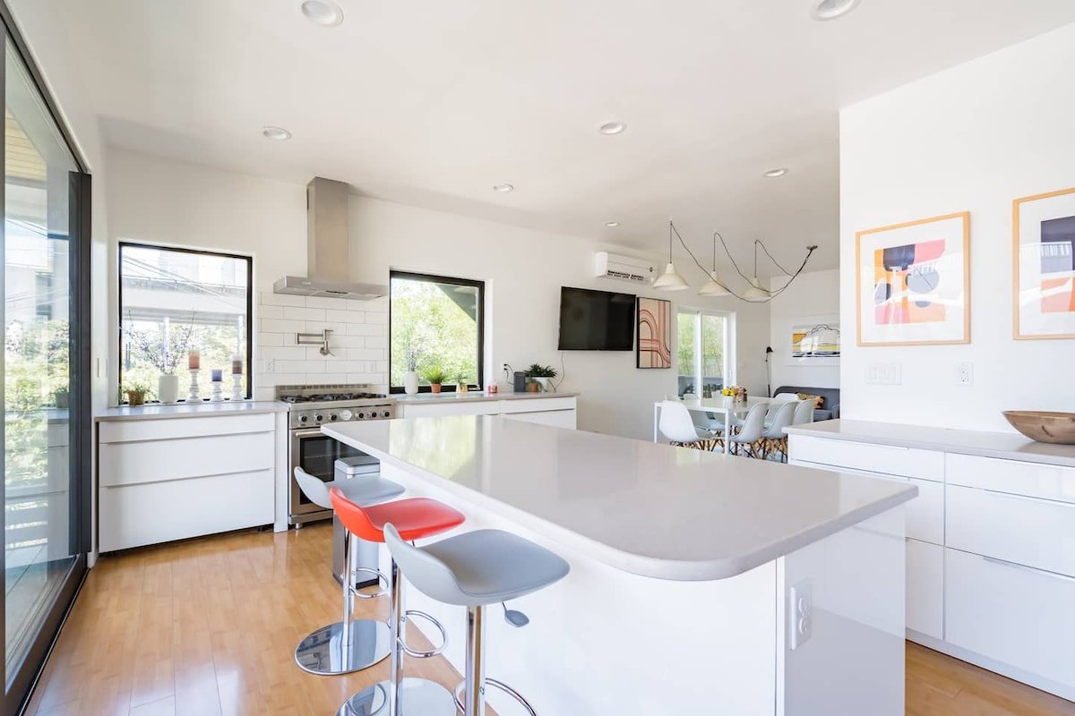 Unique 8 BR Private Home in Pearl District gallery image 3