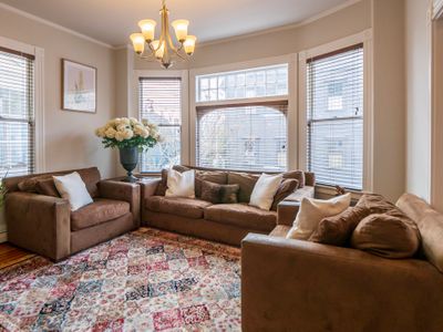 Central Downtown Newport House & Courtesy Parking