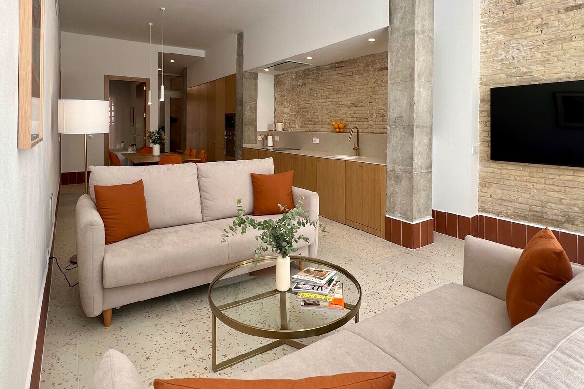 Spectacular space with pool gallery image 5