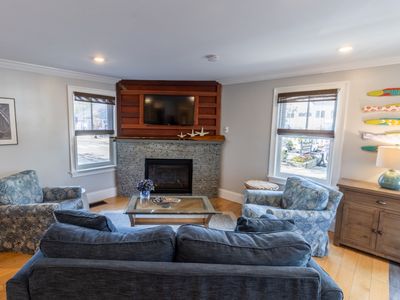 Open Concept w/ Fireplace, 5 min to Mansions