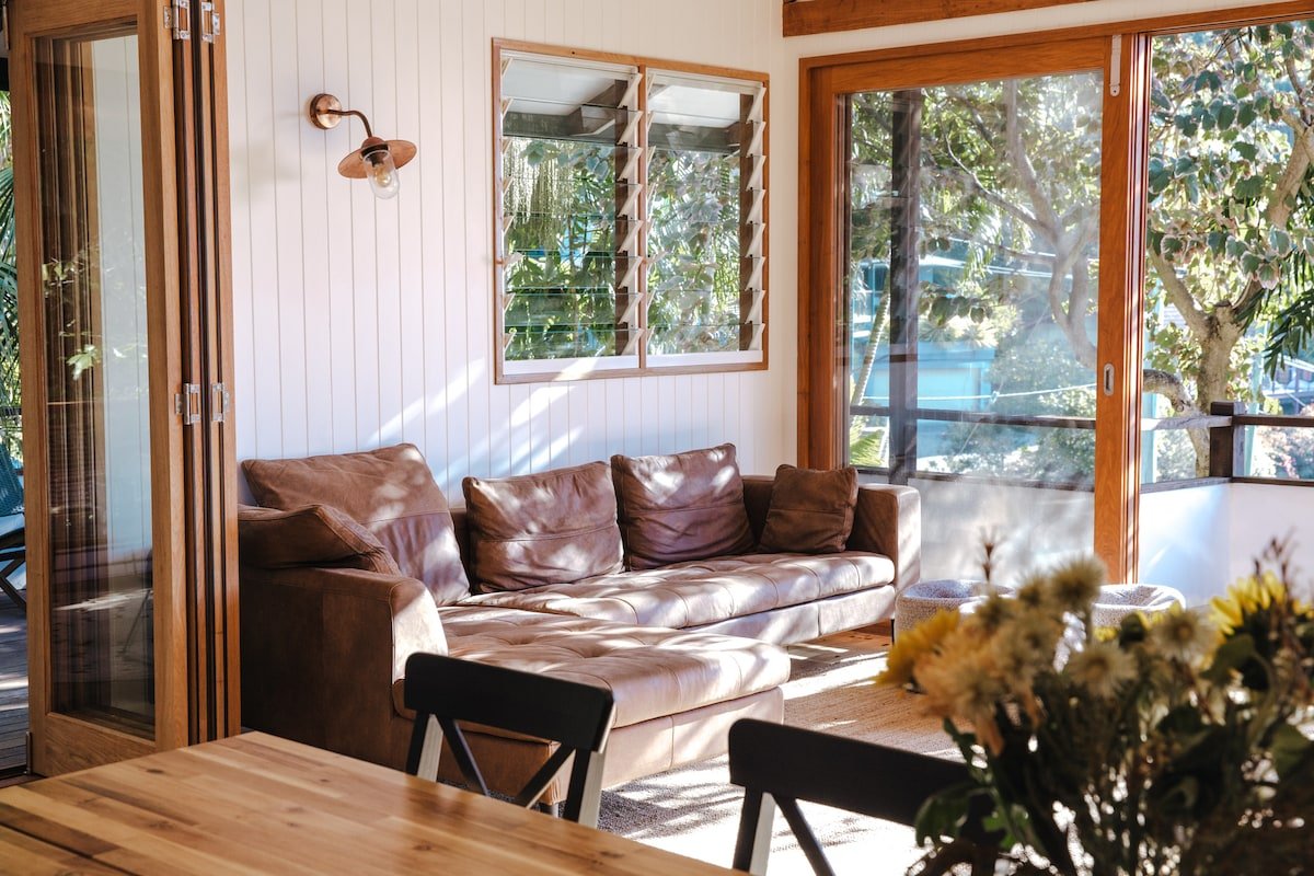 Old 55 Beach House – walk to Wategos beach gallery image 4