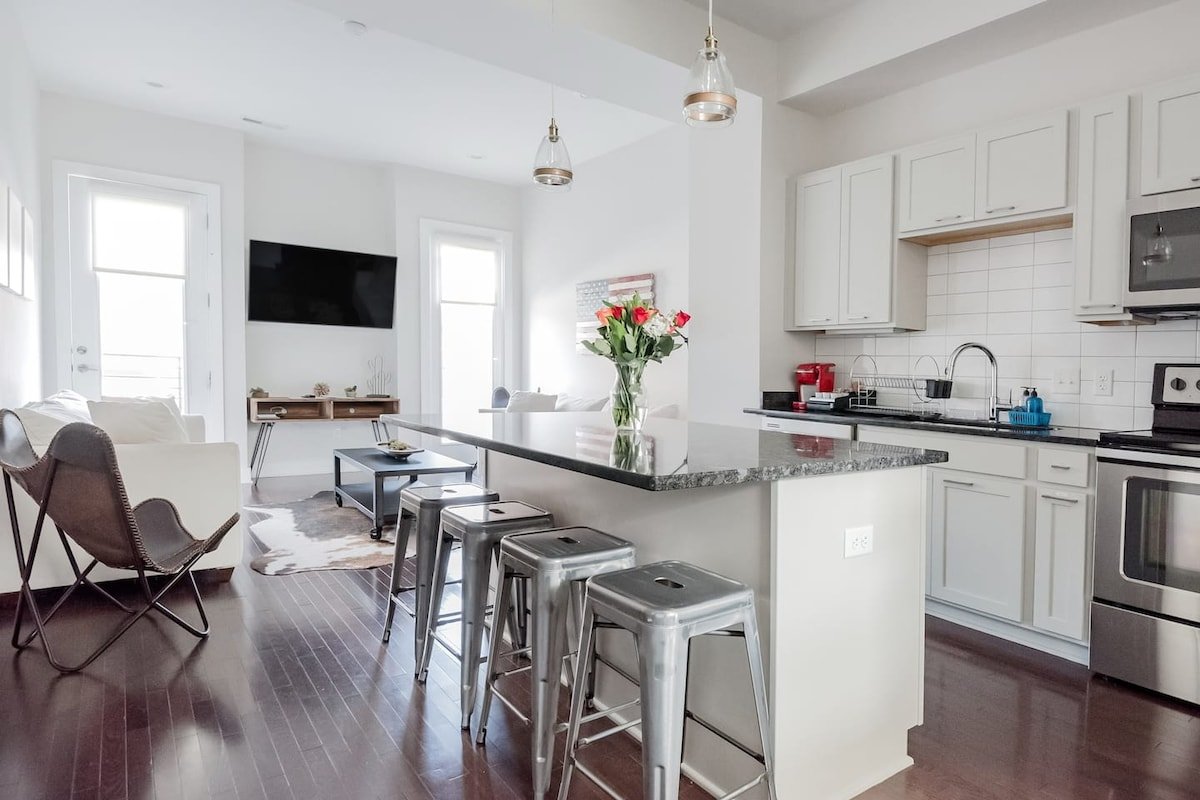 The Champagne Side-by-Side Bachelorette Nashville🥂 gallery image 3