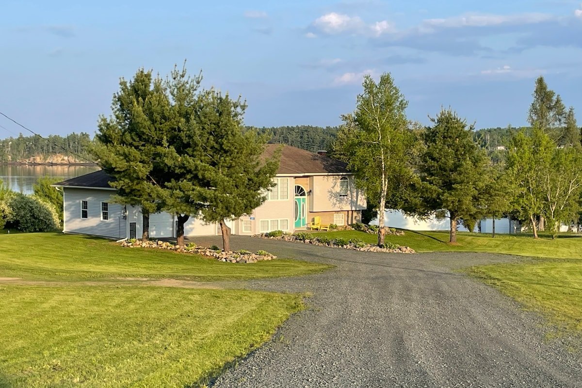 O’Neill’s Coastal Airbnb – with hot tub! gallery image 3