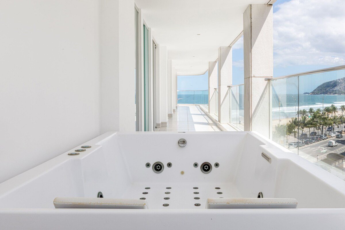 Rio046 – Luxurious beachfront apartment in Ipanema gallery image 3