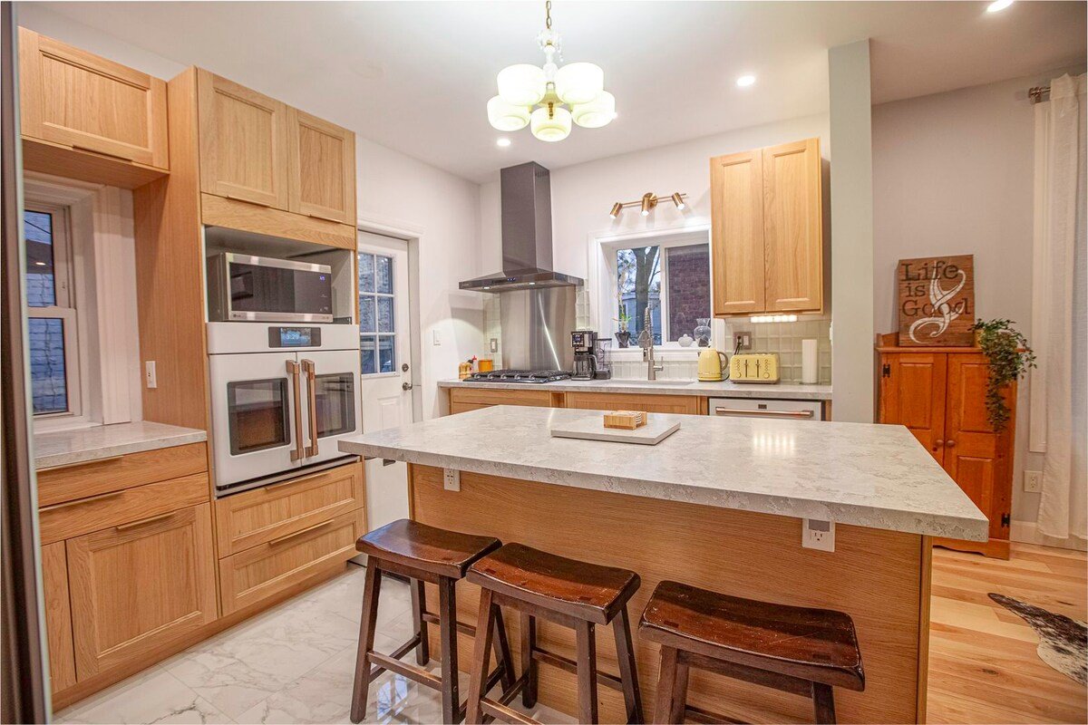 Toronto Oasis | Cafés, Local Vibes, Subway, Shops gallery image 4