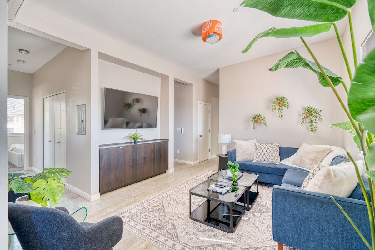 Rooftop Deck • City Views • Hawthorne 4BR gallery image 2