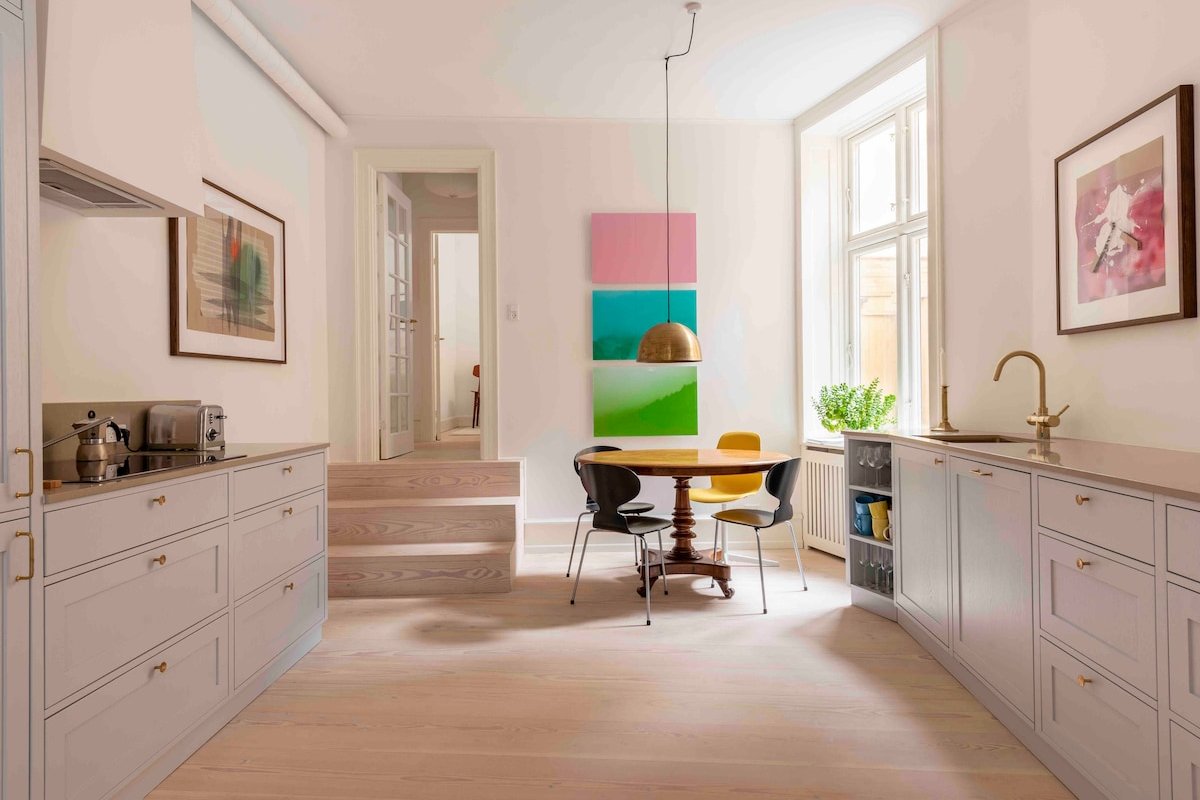 Top central / Private Luxury Suite / Art Gallery gallery image 2