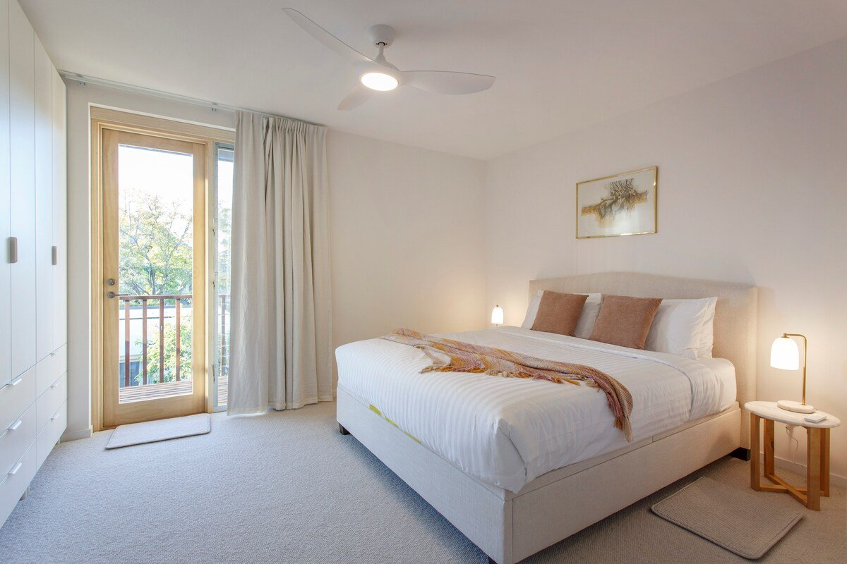 Family Oasis +sleeps 8+parking+stroll to Cafés gallery image 4