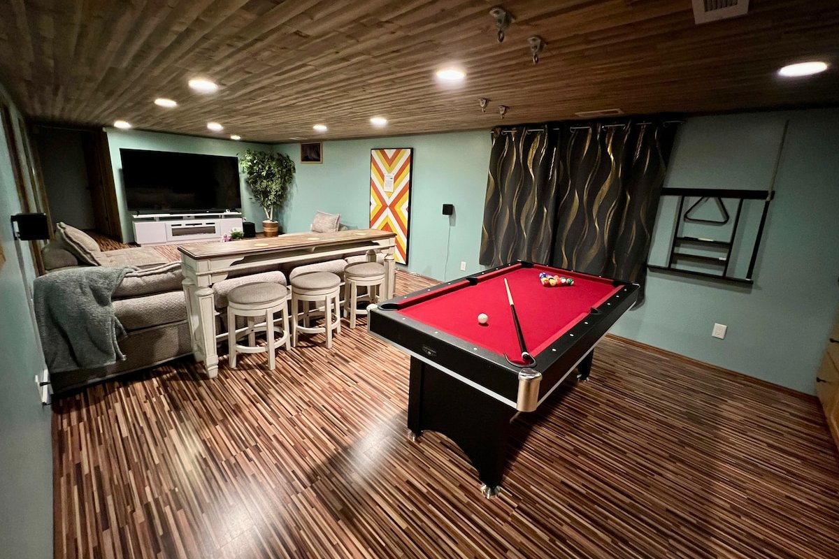 Large Group Getaway 5 mins MSP/MOA |Theatre Room gallery image 3