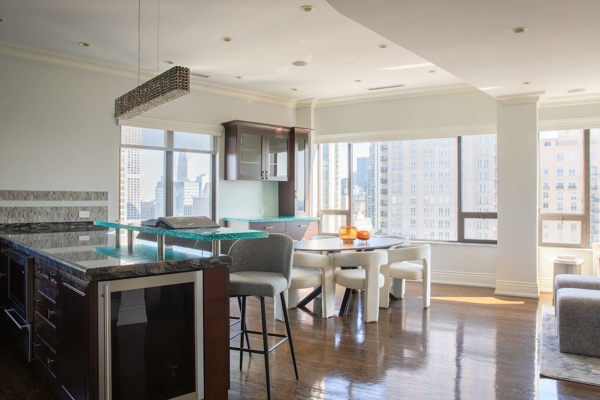 Luxury Designer Penthouse NW | Pool | Gold Coast gallery image 5