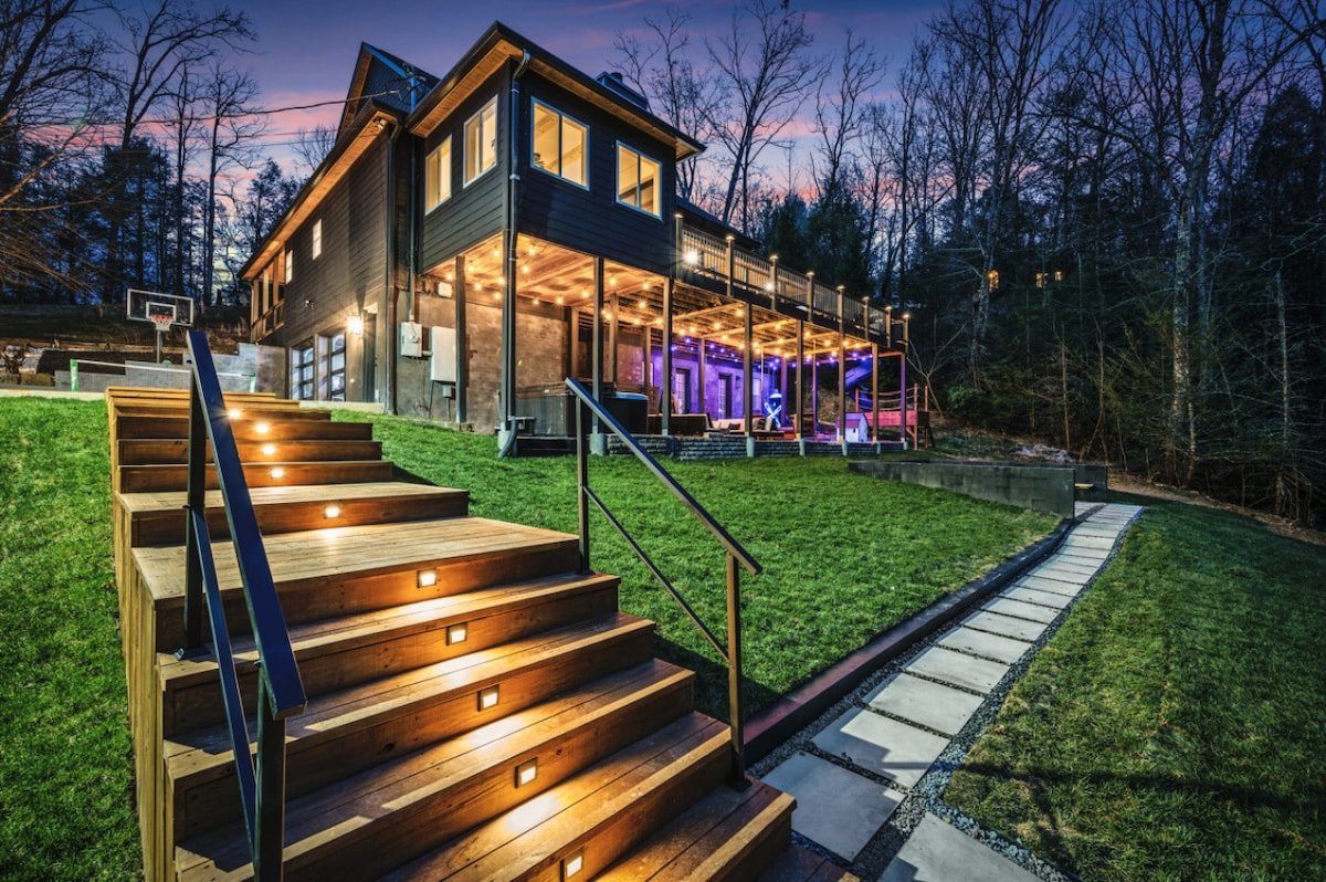 Luxury 8BR Cabin w/Pool, Hot Tub, Views & Arcade
