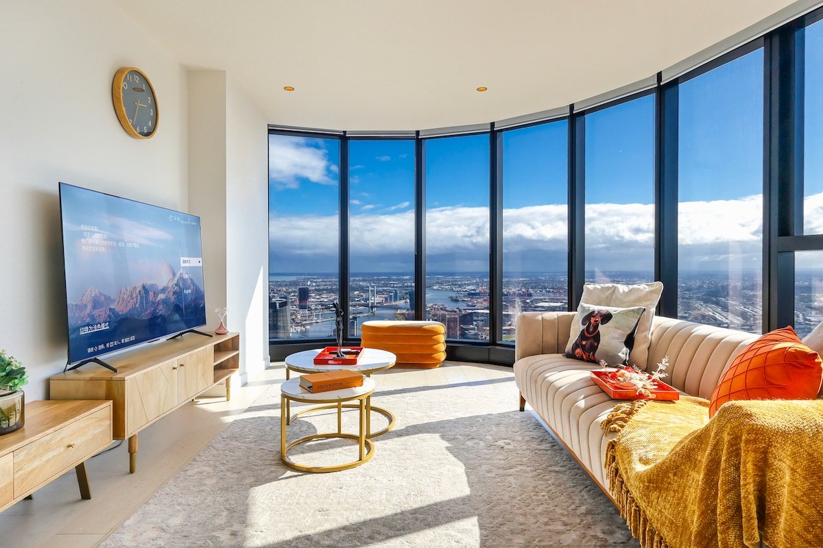 Modern 3-Bed City Escape with Hot Tub in Melbourne gallery image 2