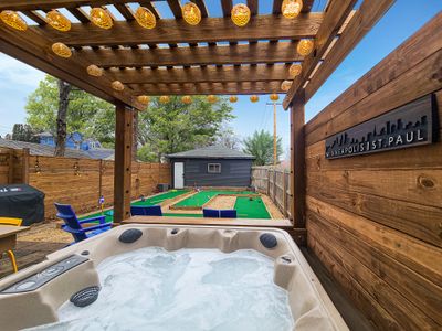 5 Min To Stadium, Hot Tub, Mini Golf, Arcade, King