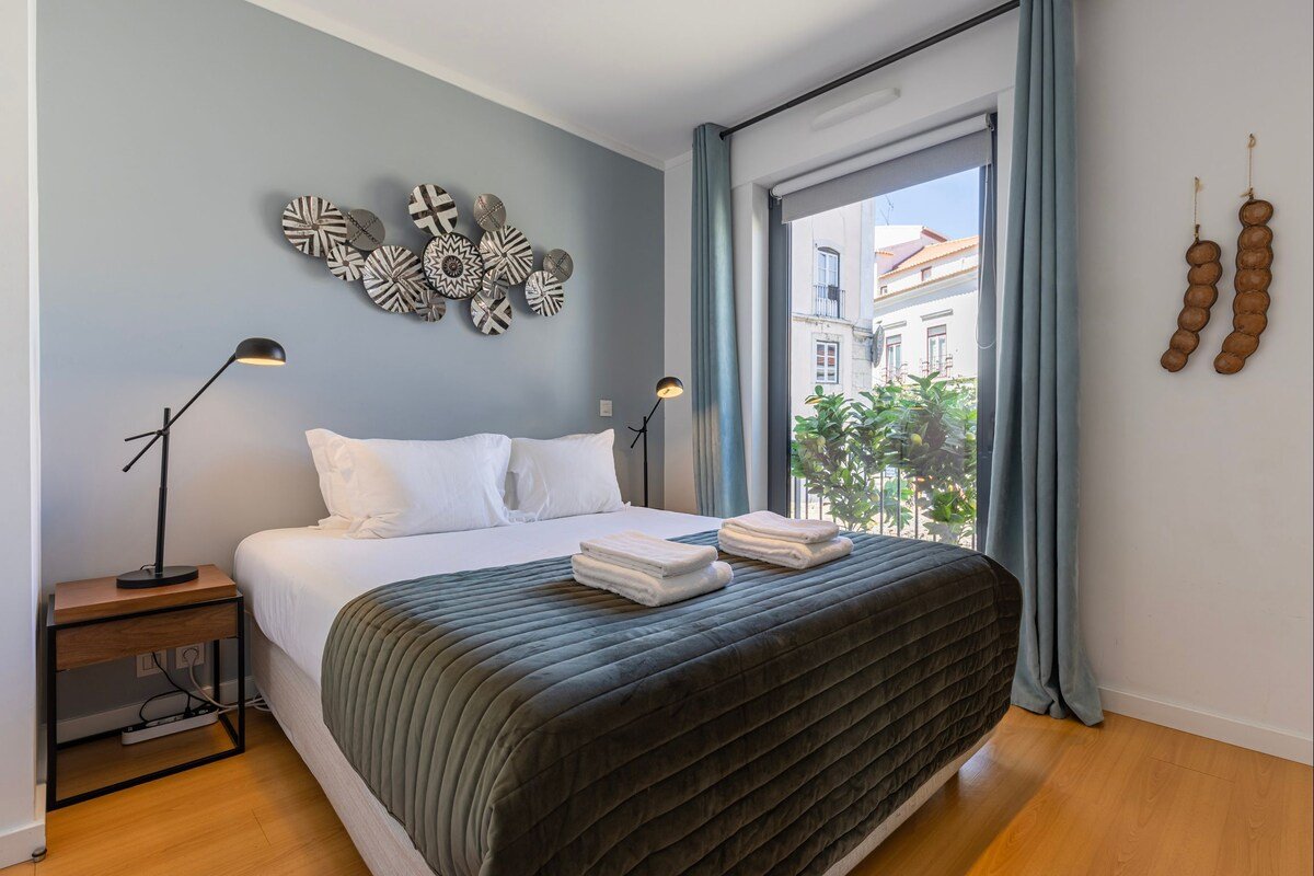 Panorama – Luxurious Penthouse by LovelyStay gallery image 4