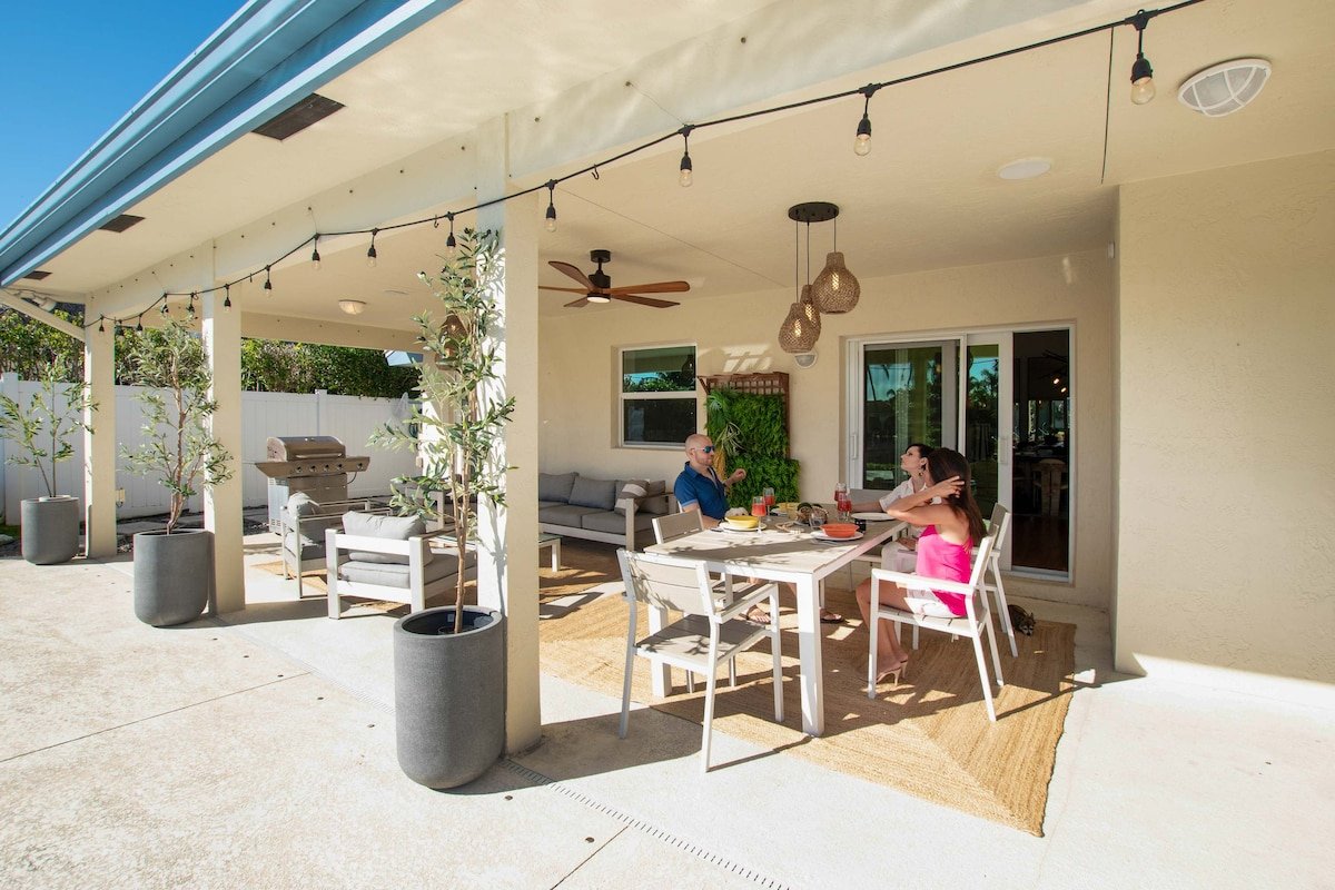 Villa Sunset – Elegant Waterfront 4Bdr w/ Heated P gallery image 4