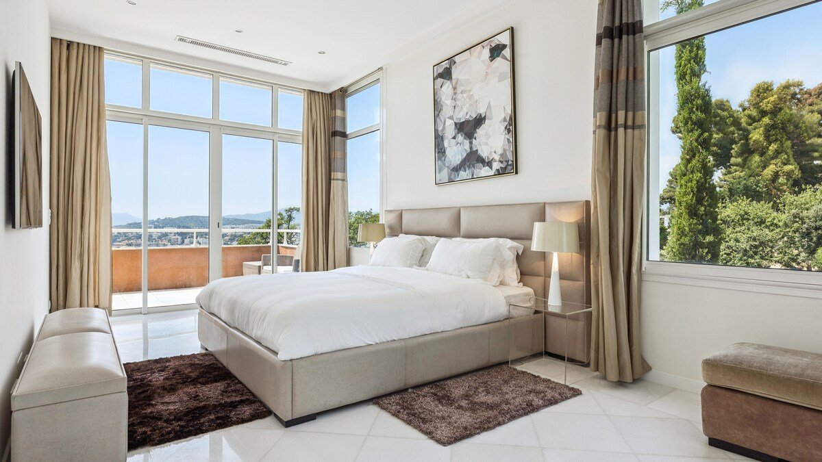 8-bedroom villa close to the center of Cannes gallery image 2