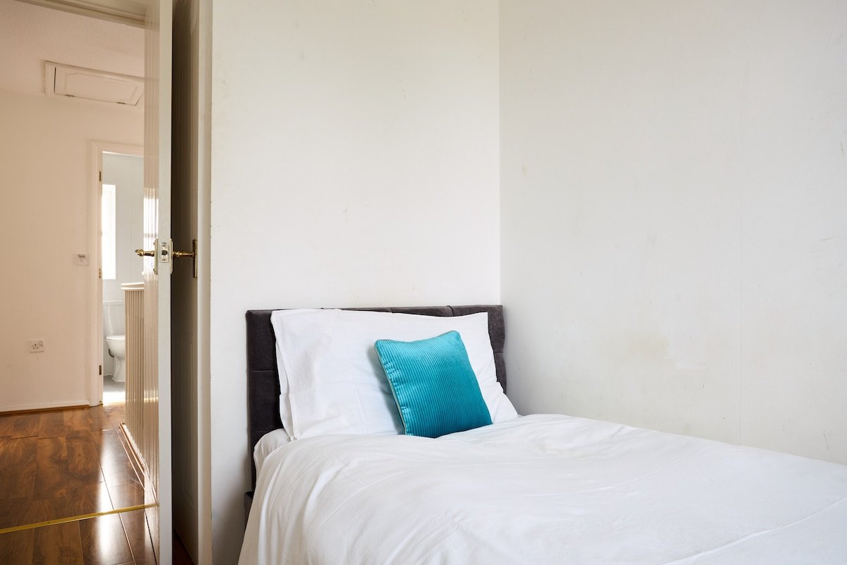 Exquisite Royal Pearl Garden, Thamesmead, London. gallery image 4