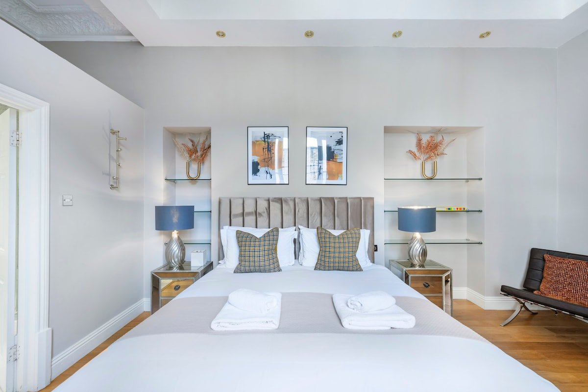 Large Luxury Hyde Park Apartment with Balcony gallery image 5