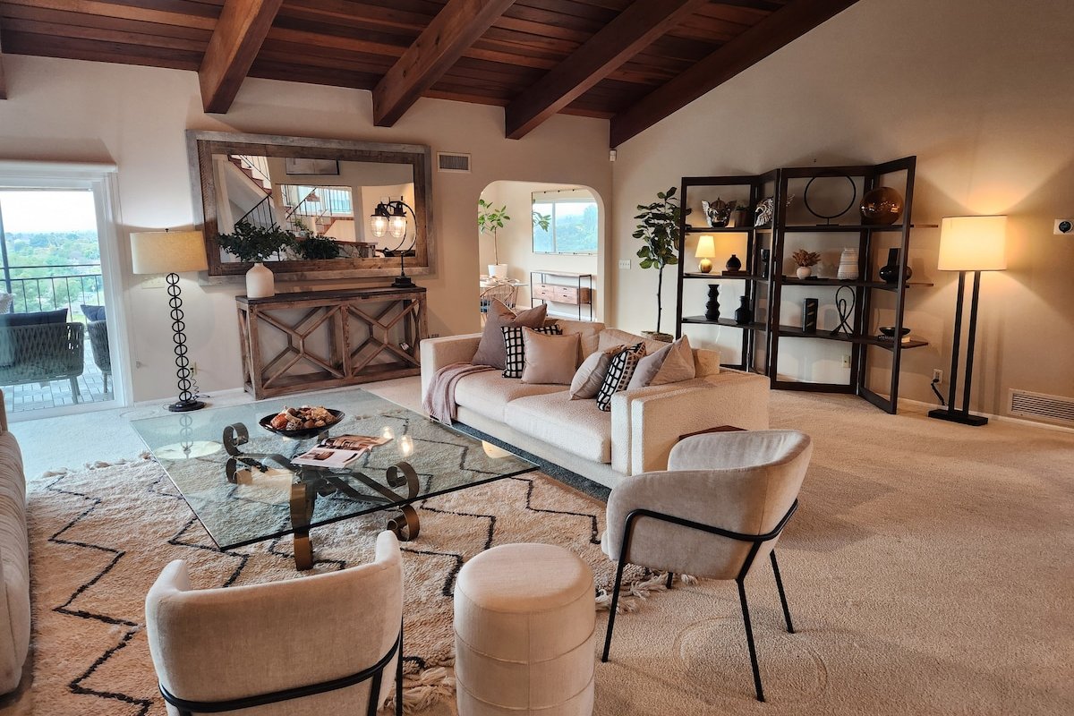 Spectacular mansion with amazing views gallery image 4