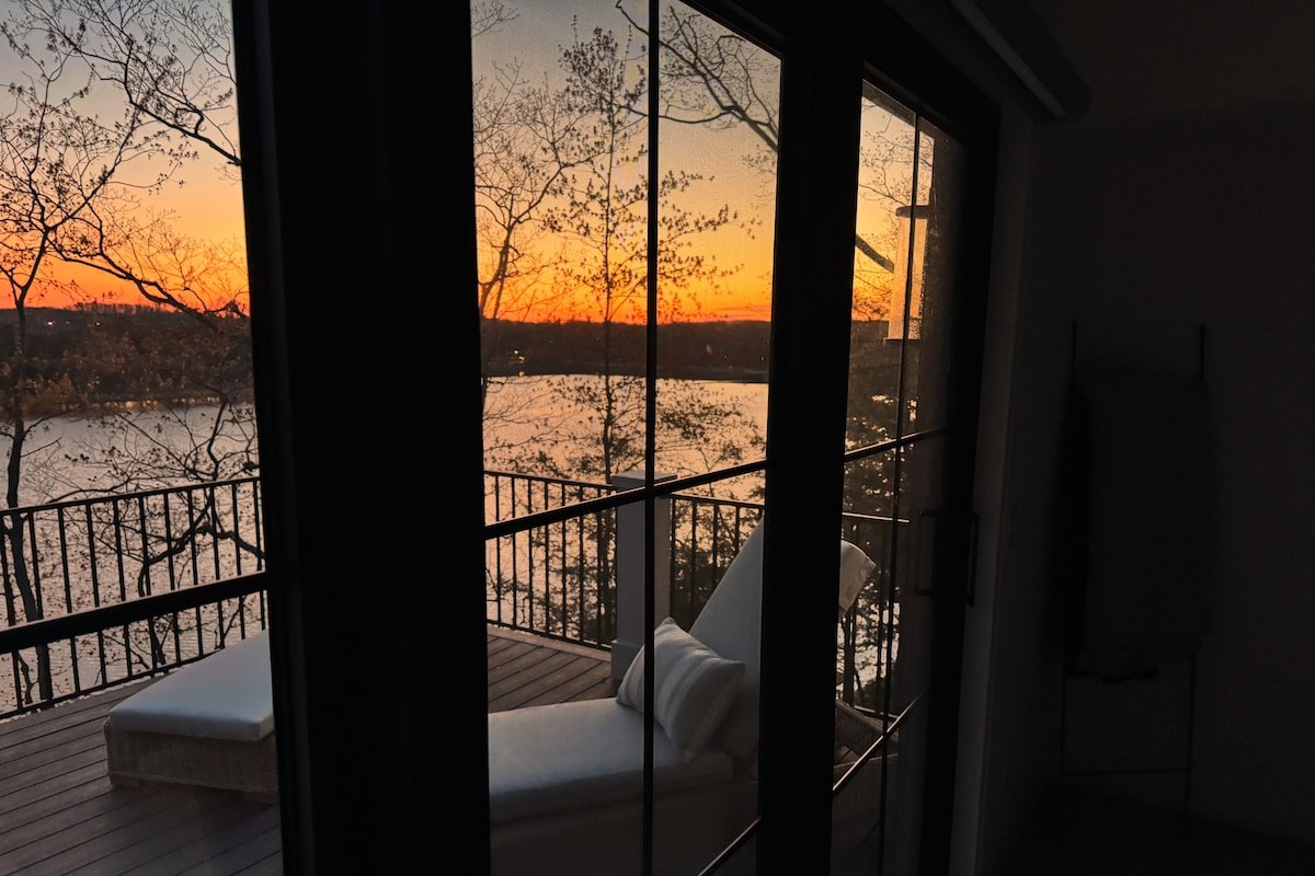 Family Luxury Lakefront Sunsets • Beach • Golf gallery image 4