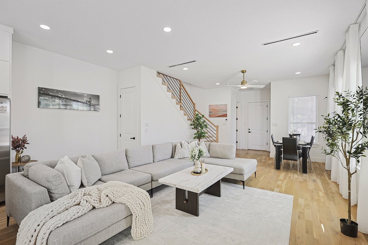 Upscale Group Getaway | Sleeps 25, Downtown Dallas gallery image 5