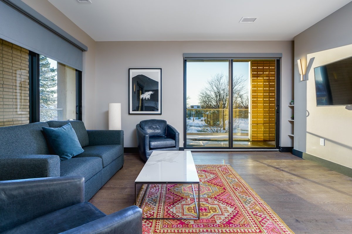 Stylish Getaway w/ Balcony & Scenic Mountain Views gallery image 2