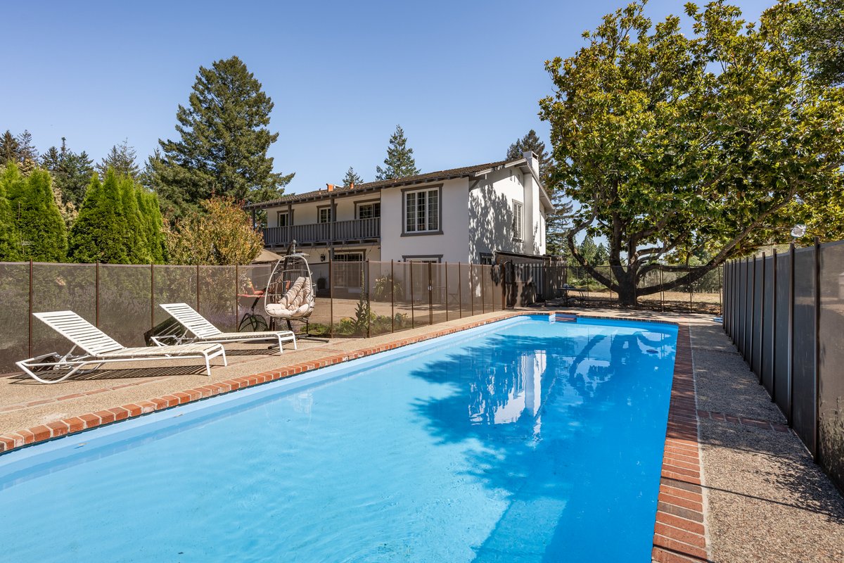 Luxury garden villa w/ hot tub and game room