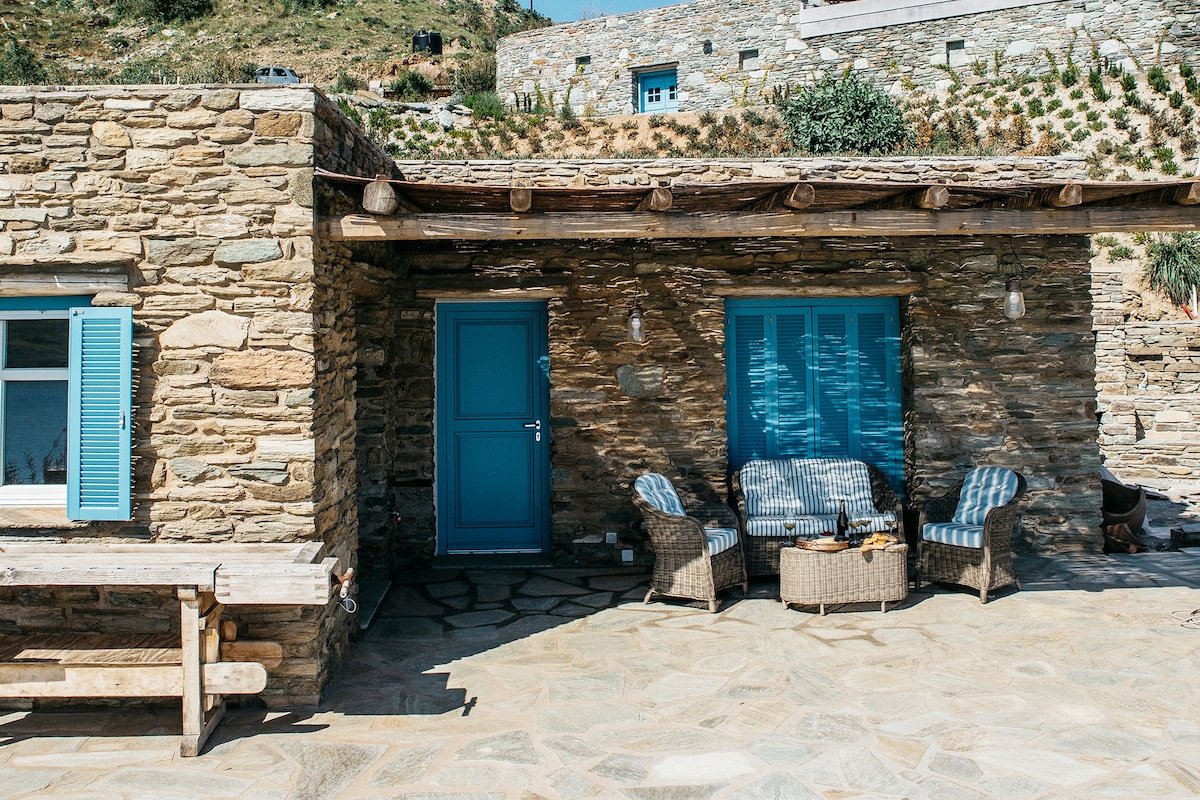 Cottage with private pool and access to the sea gallery image 3