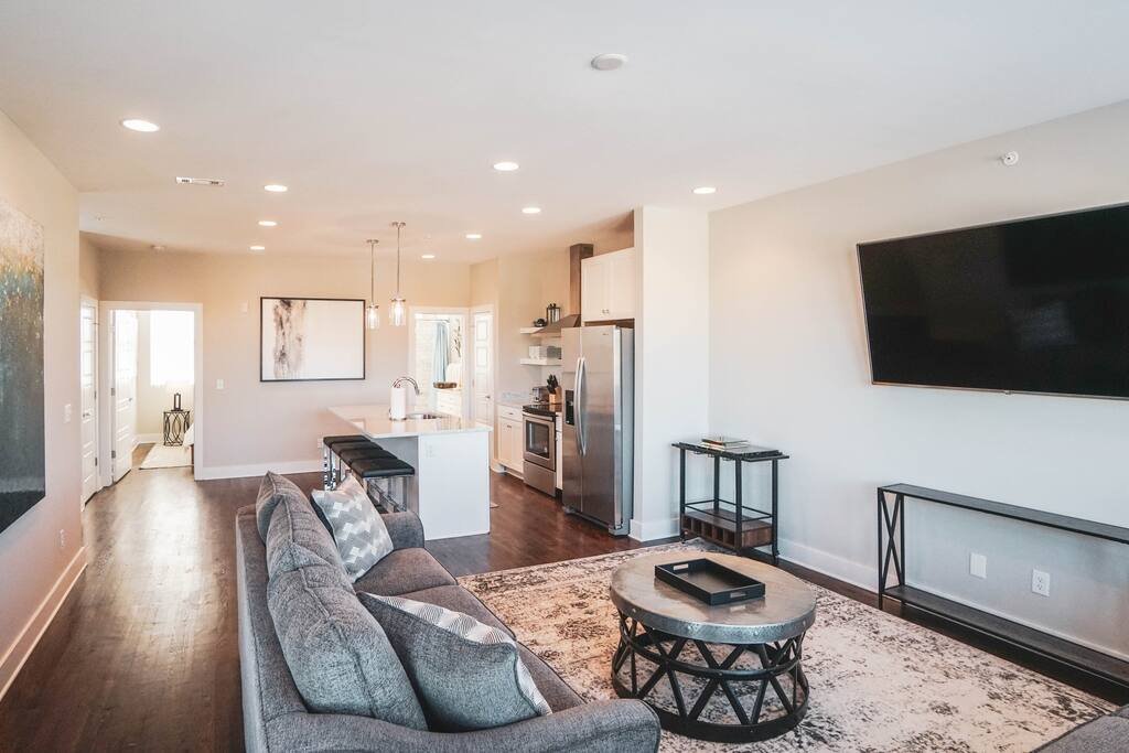 Sleeps 20+Rooftop+Garage+Pet Friendly gallery image 3