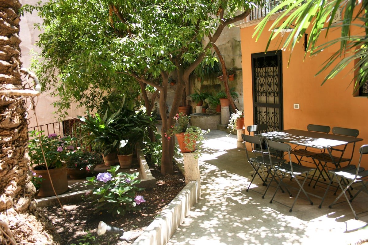 A peaceful garden behind the Coliseum gallery image 2