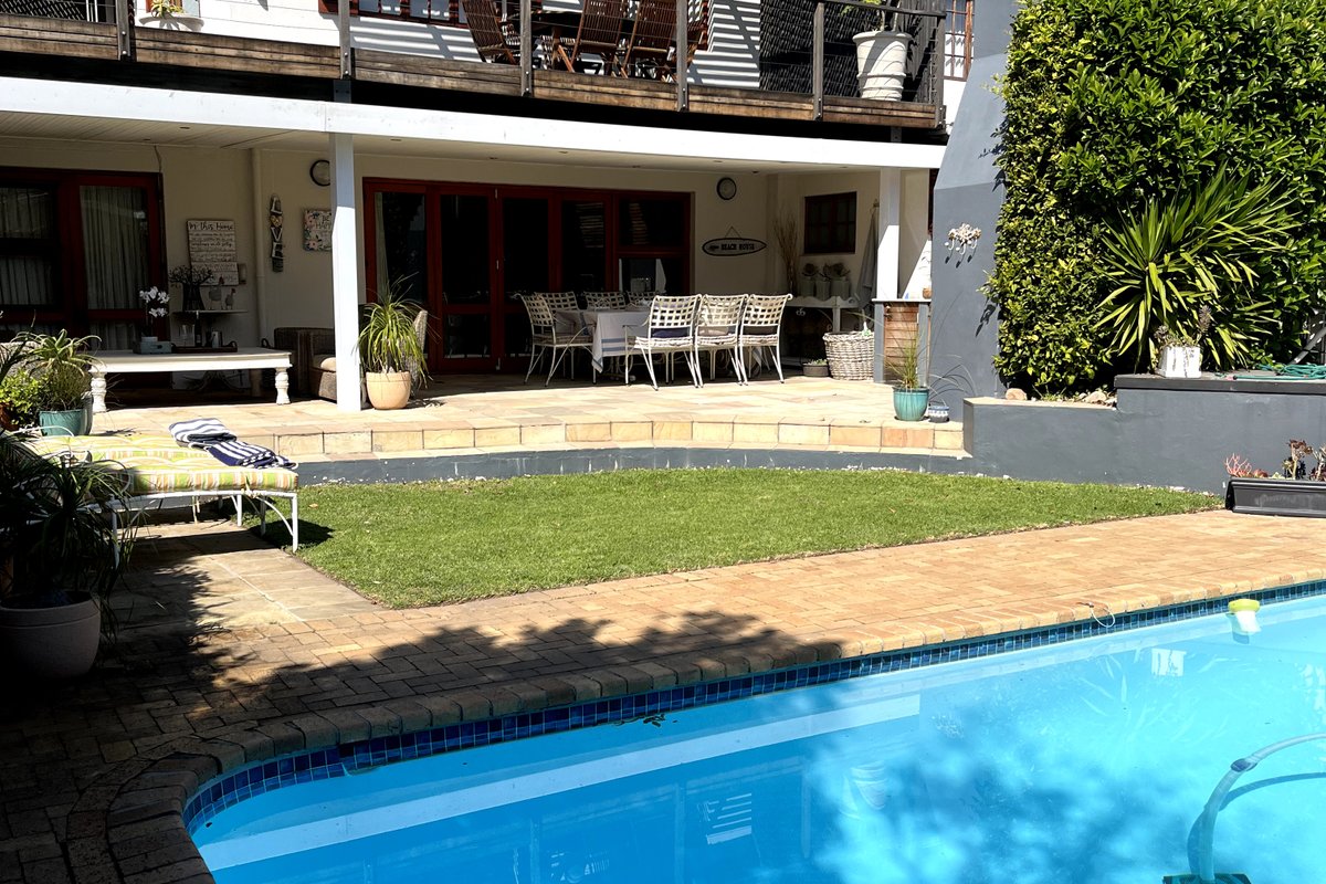 Camps Bay Luxury Villa walk to beach in 2 mins.