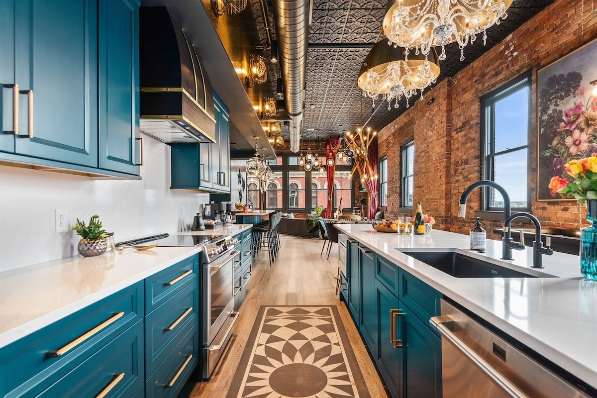 Penthouse loft w/ skyline views, bar & poker gallery image 4